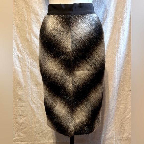 Carolina Herrera Mohair Skirt size 4 - Picture 2 of 11